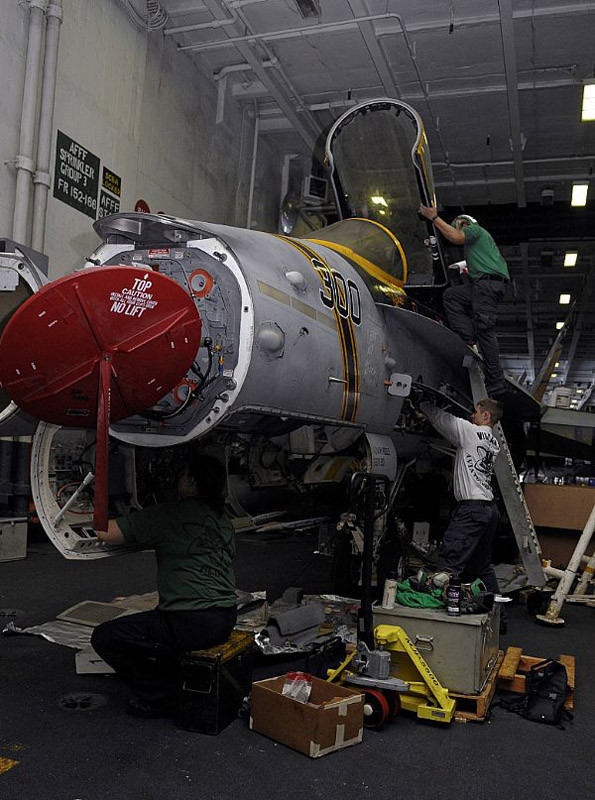 Biển Ả-rập (23 tháng 5 năm 2012): Bảo dưỡng máy bay Hornet F/A-18C thuộc Phi đội Máy bay tấn công (VFA) 151 trong khoang chứa máy bay của tàu sân bay USS Abraham Lincoln (CVN 72).