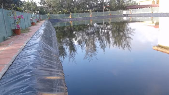 Bể bơi không đảm bảo tiêu chuẩn của Trường tiểu học Hoằng Trường xây dựng. Ảnh: Nhân Minh.