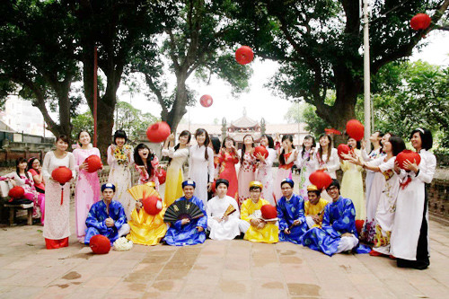 "Dù thế nào thì mọi thứ cũng đã qua và bắt đầu một sự đổi thay mới. Hãy vui vẻ và đón nhận sự đổi thay ấy. Bởi vì tất cả mọi thứ mà ta luyến tiếc ở đây, tất cả những người mà ta vô cùng yêu quý và không muốn chia xa ở đây cũng đã từng là những người bạn xa lạ và... cũng đã bắt đầu bằng một sự khởi đầu mới như thế này...", một sinh viên năm 4 chia sẻ.