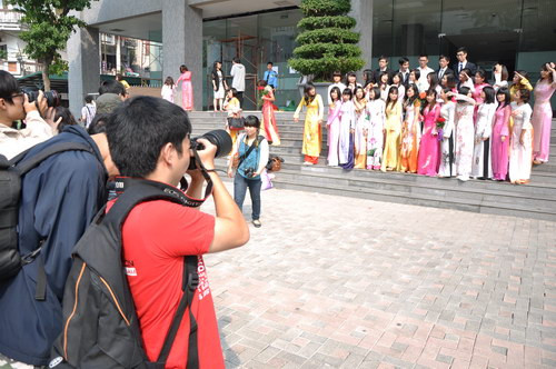 Má hồng, môi xinh, tà áo dài tha thướt, những nữ sinh ĐH Ngoại Thương vô cùng duyên dáng trong những bức ảnh lưu lại thời khắc tươi đẹp dưới mái trường.