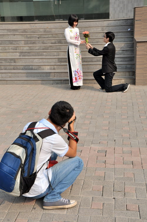 Trong tà áo dài truyền thống, trang điểm xinh xắn, ai cũng muốn lưu lại những bức ảnh đẹp nhất của "cuộc đời sinh viên".