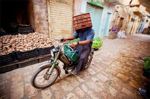 Lỡ quên mũ bảo hiểm. Lỡ quên mũ bảo hiểm.