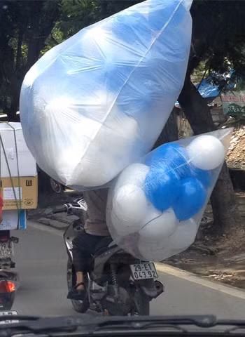 Bóng bay đi... Ảnh: Tran Dai Huynh