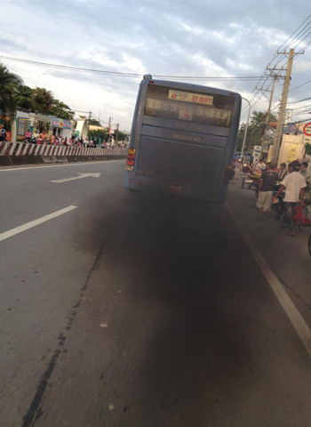 Xe buýt Đồng Nai xả khói đen mù trời, chụp tại Thủ Đức, TP.HCM. Ảnh: Thạch Lam