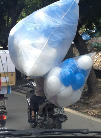 Bóng bay đi... Ảnh: Tran Dai Huynh Bóng bay đi... Ảnh: Tran Dai Huynh