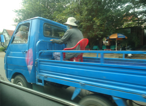 Ngồi ghế nhựa nguy hiểm, chụp tại Đồng Nai. Ảnh: Ngo Sach Hoang