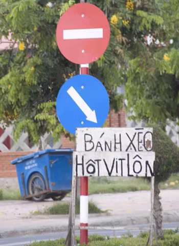 Biển báo chỉ đường vào quán, chụp tại Phan Rang. Ảnh: Duong Tran