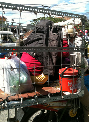 Người ngồi trong "chuống" sắt.Chụp trên đường 23 Tháng 10, Nha Trang. Ảnh: Lê Công Quý