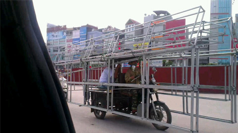 Chở cả khung sắt trên chiếc xe kéo. Ảnh: Ba Ninh