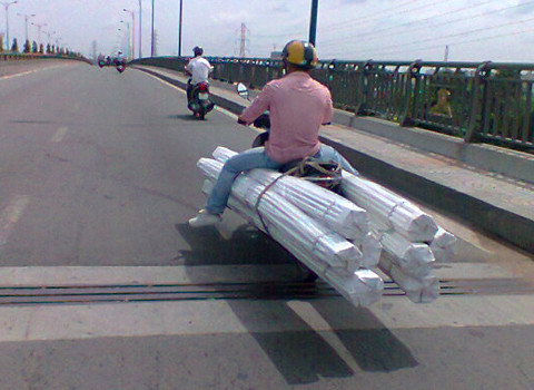 Chở hàng cồng kềnh khi chạy qua cầu. Ảnh: Nguyen Tan Tai