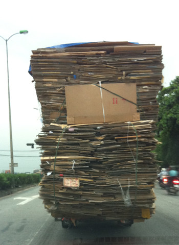 Chiếc xe tải nhỏ chở hàng cồng kềnh. Ảnh: Sơn Ngân