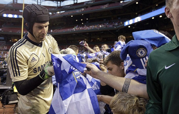 Cech ký tặng cho các khán giả Cech ký tặng cho các khán giả