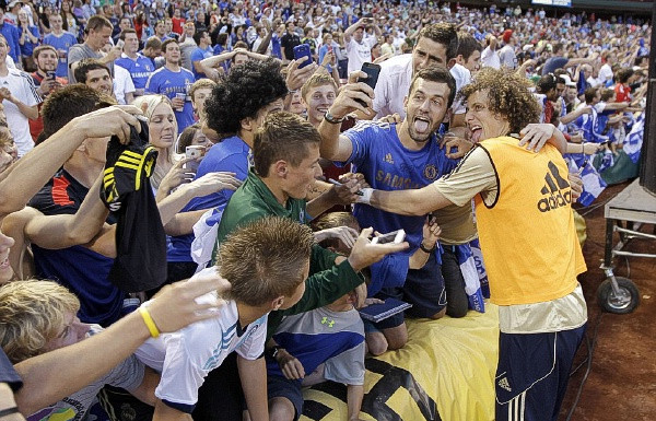 David Luiz chụp hình cùng một CĐV David Luiz chụp hình cùng một CĐV