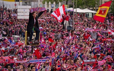 Chiếc xe buýt ăn mừng của Atletico Madrid