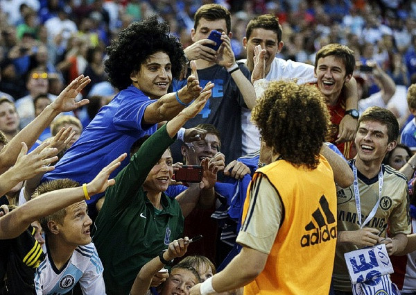 Một chàng trai còn làm bộ tóc giả giống như Luiz Một chàng trai còn làm bộ tóc giả giống như Luiz