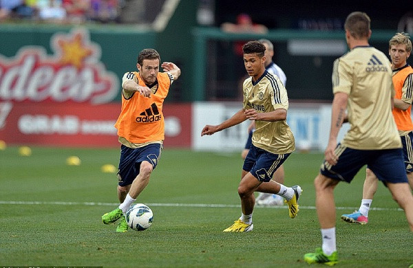 Ruben Loftus-Cheek (giữa) được gọi vào đoàn đi du đấu của Chelsea Ruben Loftus-Cheek (giữa) được gọi vào đoàn đi du đấu của Chelsea