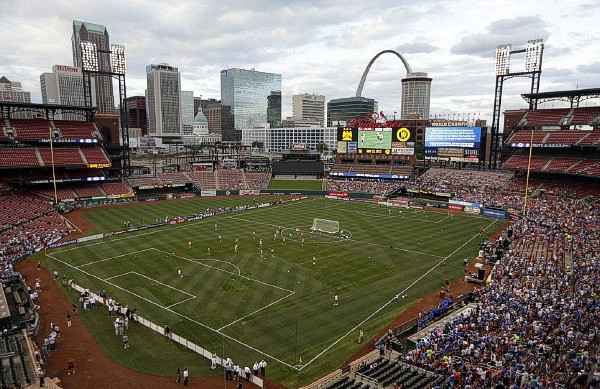 SVĐ Busch, nơi có khoảng 10.000 người tới xem các cầu thủ Chelsea tập luyện SVĐ Busch, nơi có khoảng 10.000 người tới xem các cầu thủ Chelsea tập luyện