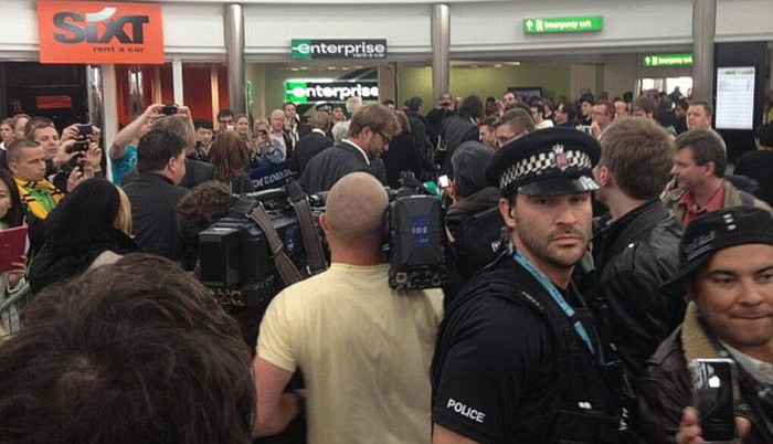 Hàng trăm người vây quanh Jurgen Klopp trước khi Dortmund lên máy bay