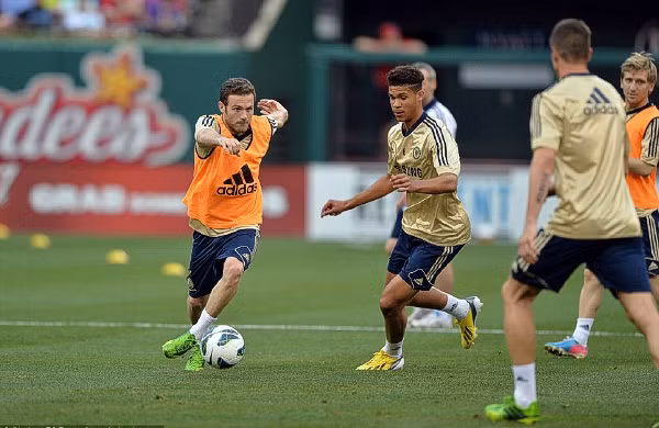 Ruben Loftus-Cheek (giữa) được gọi vào đoàn đi du đấu của Chelsea