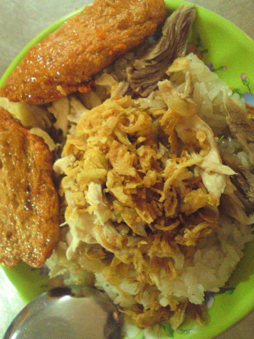 Xôi chả cua bà Thảo Đường Thành. Món chả cua ở đây được đích thân gia đình bà Thảo chế biến nên ăn không những lạ mà còn có phần hấp dẫn hơn các loại giò chả thông thường. Miếng chả thơm và ngọt vị thịt cua bể, vị nước mắm, hạt tiêu. Xôi chả cua bà Thảo Đường Thành. Món chả cua ở đây được đích thân gia đình bà Thảo chế biến nên ăn không những lạ mà còn có phần hấp dẫn hơn các loại giò chả thông thường. Miếng chả thơm và ngọt vị thịt cua bể, vị nước mắm, hạt tiêu.