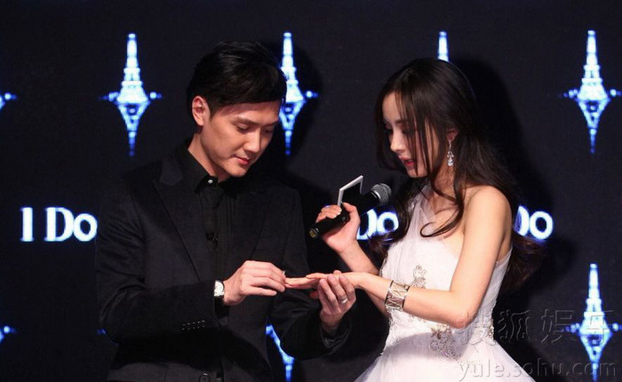 "Chú rể" Phùng Thiệu Phong trao nhẫn cho "cô dâu" Dương Mịch.