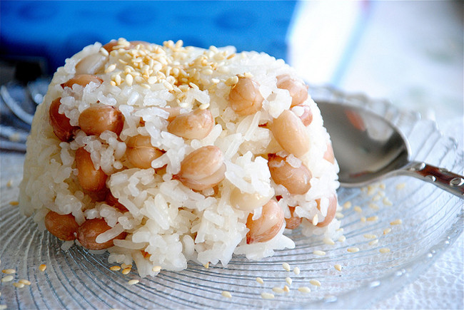 Nếu là xôi lạc thì phải luộc chín nhân lạc trước cho mềm và trắng rồi cũng trộn với nếp đem đồ. Nếu là xôi lạc thì phải luộc chín nhân lạc trước cho mềm và trắng rồi cũng trộn với nếp đem đồ.