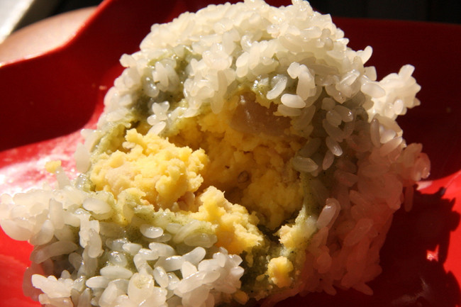 Xôi khúc ngon là thứ xôi dậy mùi thơm của rau khúc, có vị dẻo và căng mịn của hạt xôi, độ bùi bở của nhân đậu xanh và vị nồng của hạt tiêu. Ở Hà Nội, những người sành ăn xôi khúc sẽ tìm đến một quán nhỏ nằm trên phố Nguyễn Công Trứ Xôi khúc ngon là thứ xôi dậy mùi thơm của rau khúc, có vị dẻo và căng mịn của hạt xôi, độ bùi bở của nhân đậu xanh và vị nồng của hạt tiêu. Ở Hà Nội, những người sành ăn xôi khúc sẽ tìm đến một quán nhỏ nằm trên phố Nguyễn Công Trứ