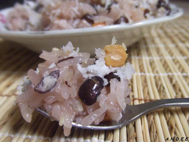 Món xôi dân dã quen thuộc với mọi thế hệ người VN, xôi nếp dẻo nấu với đỗ đen chấm muối vừng hoặc ruốc thịt, vừa ngon vừa rẻ. - Xôi đỗ đen Món xôi dân dã quen thuộc với mọi thế hệ người VN, xôi nếp dẻo nấu với đỗ đen chấm muối vừng hoặc ruốc thịt, vừa ngon vừa rẻ. - Xôi đỗ đen