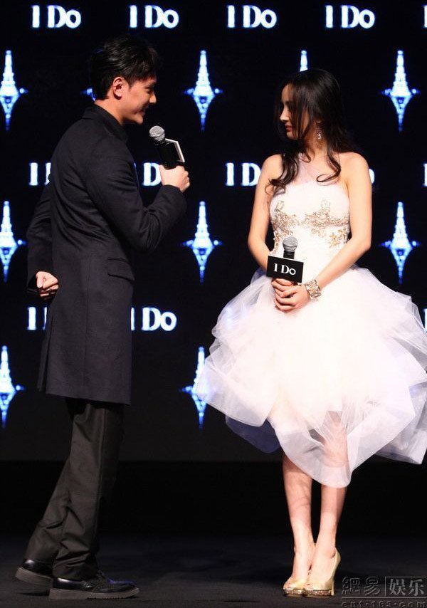 Tuy cả hai người đều lên tiếng phủ nhận nhưng việc thường xuyên xuất hiện cùng nhau trong các sự kiện, những lời chia sẻ trên blog cá nhân khiến dư luận càng thêm tin tưởng vào tương lai đẹp của cặp đôi nổi tiếng này.