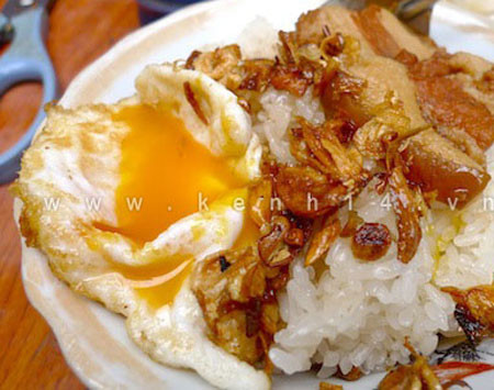 Xôi trứng Thợ Nhuộm. Không quá cầu kỳ trong "thực đơn", ở đây chỉ có món xôi ăn kèm với trứng ốp, trứng kho, thịt, chả hoặc giò, cùng 1 chút dưa góp phía trên. Xôi trứng Thợ Nhuộm. Không quá cầu kỳ trong "thực đơn", ở đây chỉ có món xôi ăn kèm với trứng ốp, trứng kho, thịt, chả hoặc giò, cùng 1 chút dưa góp phía trên.