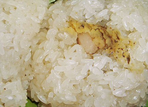 Xôi khúc hay còn gọi là bánh khúc, vì vỏ bánh làm bằng bột nếp, bên trong là nhân đậu xanh, thịt mỡ… Xôi khúc được làm từ rau khúc xanh non mọc ở chân ruộng, ven sông. Xôi khúc hay còn gọi là bánh khúc, vì vỏ bánh làm bằng bột nếp, bên trong là nhân đậu xanh, thịt mỡ… Xôi khúc được làm từ rau khúc xanh non mọc ở chân ruộng, ven sông.