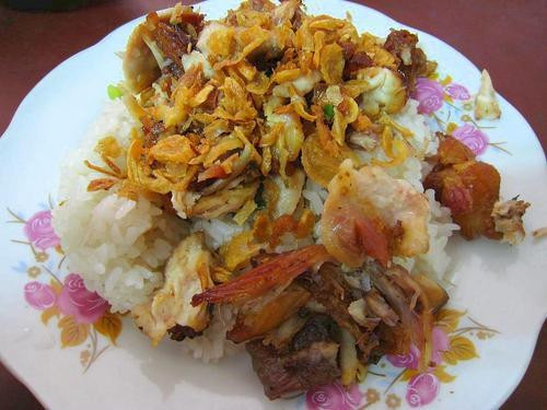 Ăn với xôi kèm một ít magi, thêm chút hành khô rắc lên trên là bạn có thể tạm quên đi cái chưa hoàn thiện của phần xôi để nhẩn nha thưởng thức miếng chả cua vàng rộm ngon lành rồi. Ăn với xôi kèm một ít magi, thêm chút hành khô rắc lên trên là bạn có thể tạm quên đi cái chưa hoàn thiện của phần xôi để nhẩn nha thưởng thức miếng chả cua vàng rộm ngon lành rồi.