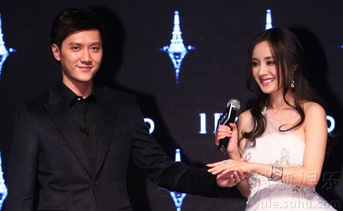 Phùng Thiệu Phong không ngần ngại dành những lời có cánh cho bạn diễn của mình: “Với tôi, cô ấy mặc gì cũng rất xinh đẹp”.