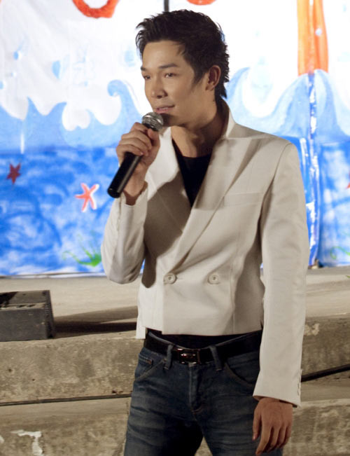 Nathan Lee: Vest chít eo ngắn thế này có dành cho đàn ông? Nathan Lee: Vest chít eo ngắn thế này có dành cho đàn ông?