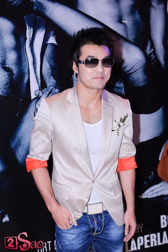 Không biết ý đồ của Ưng Hoàng Phúc đặt viền hai ống tay màu da cam để tăng sự chú ý hay đang đeo băng đội trưởng trong bữa tiệc? (Ảnh: 2sao)