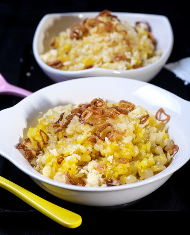 Xôi ngô: Hạt ngô đồ cùng gạo nếp, rưới chút mỡ gà, gói trong bọc lá chuối thơm, chỉ có vậy cũng khiến sớm mai chợt ấm. Xôi ngô: Hạt ngô đồ cùng gạo nếp, rưới chút mỡ gà, gói trong bọc lá chuối thơm, chỉ có vậy cũng khiến sớm mai chợt ấm.