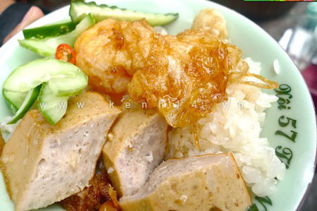 Nói về hương vị thì hạt xôi ở đây mềm và dẻo, thơm mùi gạo nếp do luôn được ủ kín trong nồi. Trứng ốp được rán chín phần vỏ ngoài, nhưng vẫn giữ được cái lòng đào sánh đỏ. Ngon nhất vẫn là phần nước thịt. Thơm thơm, béo béo, ngọt tự nhiên, quyện lại với lòng đỏ trứng, ít thịt kho và cái dẻo dẻo của xôi thì không còn gì tuyệt vời hơn cho một buổi sáng sớm. Nói về hương vị thì hạt xôi ở đây mềm và dẻo, thơm mùi gạo nếp do luôn được ủ kín trong nồi. Trứng ốp được rán chín phần vỏ ngoài, nhưng vẫn giữ được cái lòng đào sánh đỏ. Ngon nhất vẫn là phần nước thịt. Thơm thơm, béo béo, ngọt tự nhiên, quyện lại với lòng đỏ trứng, ít thịt kho và cái dẻo dẻo của xôi thì không còn gì tuyệt vời hơn cho một buổi sáng sớm.