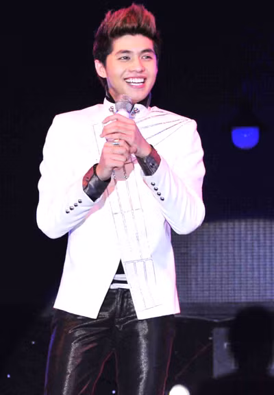 Chiếc áo vest kiểu cách khác lạ hoàn toàn không phù hợp với chàng Noo phong cách lịch lãm