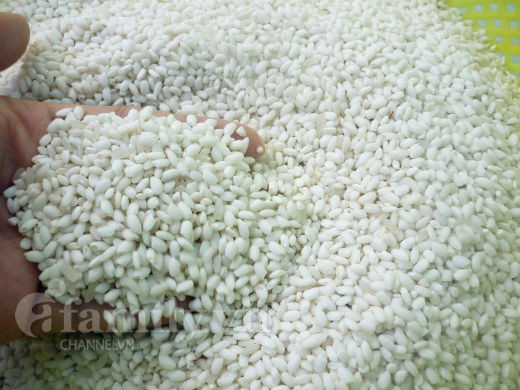 Có người nói, xôi Kẻ Gạ ngon một phần là nhờ vào nguyên liệu làm xôi. Đó là gạo lấy từ những cánh đồng Phú Thượng, chỉ trồng toàn giống nếp cái hoa vàng và nếp dâu keo - thứ gạo đầu bảng để nấu xôi. Cùng với bí quyết thổi xôi gia truyền mà xôi Kẻ Gạ có vị ngon đặc biệt hơn hẳn Có người nói, xôi Kẻ Gạ ngon một phần là nhờ vào nguyên liệu làm xôi. Đó là gạo lấy từ những cánh đồng Phú Thượng, chỉ trồng toàn giống nếp cái hoa vàng và nếp dâu keo - thứ gạo đầu bảng để nấu xôi. Cùng với bí quyết thổi xôi gia truyền mà xôi Kẻ Gạ có vị ngon đặc biệt hơn hẳn