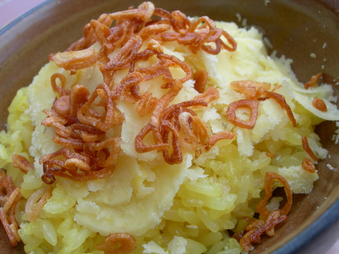 Bát xôi xéo hấp dẫn vì nó kết hợp giữa màu trắng của hạt nếp dẻo, màu vàng tươi của đậu xanh, vàng rộm của hành phi quyện với vị béo, bùi, thơm của từng thứ ấy… Bát xôi xéo hấp dẫn vì nó kết hợp giữa màu trắng của hạt nếp dẻo, màu vàng tươi của đậu xanh, vàng rộm của hành phi quyện với vị béo, bùi, thơm của từng thứ ấy…