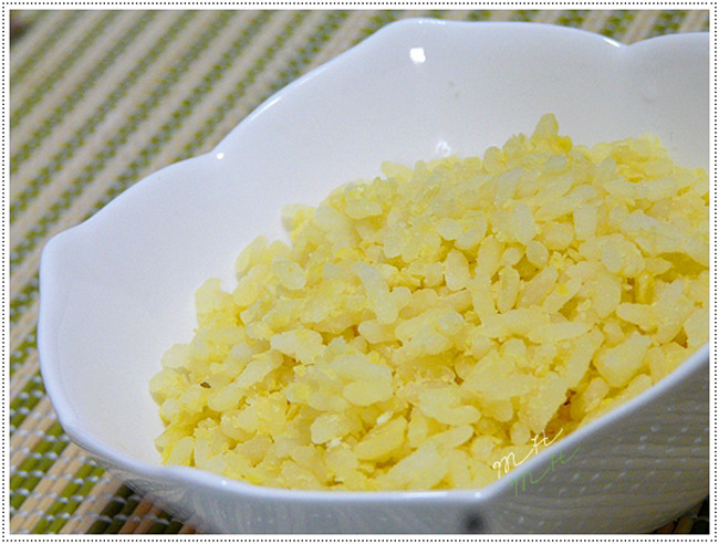 Làm xôi vò phải xới xôi cho tơi và nguội bớt rồi trộn đều với đậu xanh đã nấu chín và xắt nhỏ. Làm xôi vò phải xới xôi cho tơi và nguội bớt rồi trộn đều với đậu xanh đã nấu chín và xắt nhỏ.