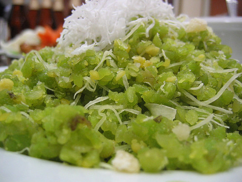 Xôi cốm dẻo thơm, hạt cốm nở đẫy đà, xanh trong. Phủ trùm lên cốm là lớp đậu xanh màu vàng ươm, thơm mát, nhỏ mịn, tơi. Trên cùng rải những sợi dừa trắng sữa, săn, láng mỡ. Xôi cốm dẻo thơm, hạt cốm nở đẫy đà, xanh trong. Phủ trùm lên cốm là lớp đậu xanh màu vàng ươm, thơm mát, nhỏ mịn, tơi. Trên cùng rải những sợi dừa trắng sữa, săn, láng mỡ.