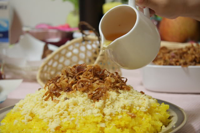 Xôi xéo thì tới lúc ăn mới xắt mỏng nắm đậu xanh đã được đồ chín vào, thêm chút mỡ nước, hành củ phi vàng lên trên Xôi xéo thì tới lúc ăn mới xắt mỏng nắm đậu xanh đã được đồ chín vào, thêm chút mỡ nước, hành củ phi vàng lên trên