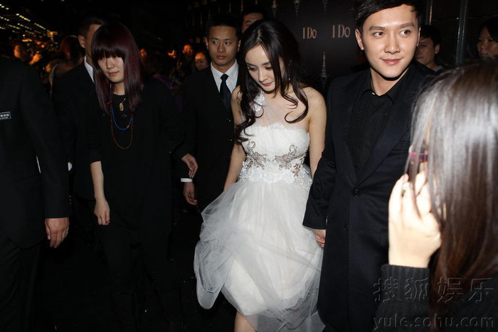 "Cô dâu" Dương Mịch có chút bối rối khi đi bên cạnh Phùng Thiệu Phong