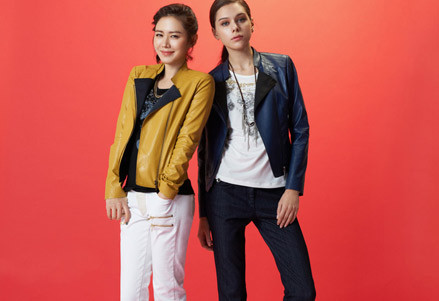 Nhưng không vì vậy mà những gam màu colorblock như cam, đỏ bị lãng quên. Sự kết hợp giữa màu pastel và colorblock hiện lên khá rõ trong Bộ sưu tập thời trang Xuân 2012 do Son Ye Jin thể hiện. Nhưng không vì vậy mà những gam màu colorblock như cam, đỏ bị lãng quên. Sự kết hợp giữa màu pastel và colorblock hiện lên khá rõ trong Bộ sưu tập thời trang Xuân 2012 do Son Ye Jin thể hiện.