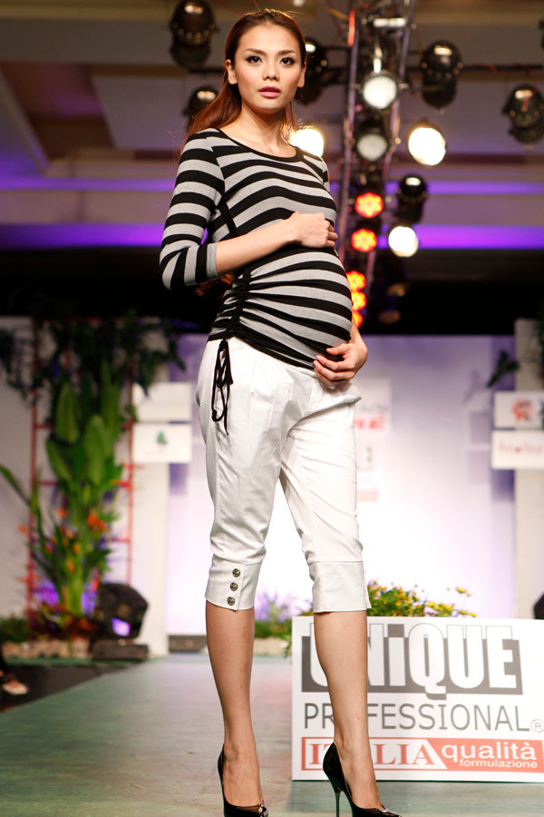 Do đó, Anna Nina đề cao sự phù hợp. Trang phục đẹp khi nó phù hợp với tính cách, sở thích, vóc dáng và hoàn cảnh sử dụng. Thiết kế áo thun chất liệu co giãn và quần ngố kèm giày cao gót vừa phải hợp với những bà mẹ năng động. Do đó, Anna Nina đề cao sự phù hợp. Trang phục đẹp khi nó phù hợp với tính cách, sở thích, vóc dáng và hoàn cảnh sử dụng. Thiết kế áo thun chất liệu co giãn và quần ngố kèm giày cao gót vừa phải hợp với những bà mẹ năng động.