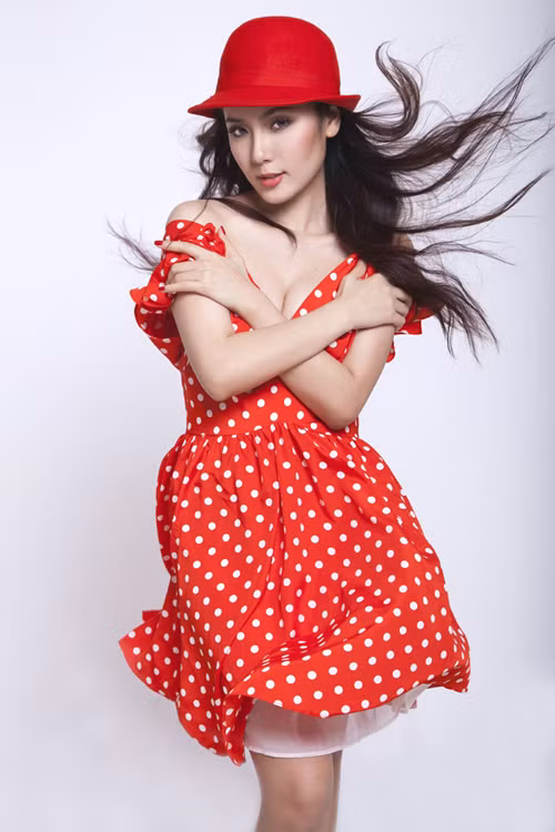 Đôi mắt hút hồn, gương mắt không tỳ vết, Phương Linh khiến người xem "ngẩn ngơ" trước vẻ đẹp đầy sức sống của mình. Đôi mắt hút hồn, gương mắt không tỳ vết, Phương Linh khiến người xem "ngẩn ngơ" trước vẻ đẹp đầy sức sống của mình.