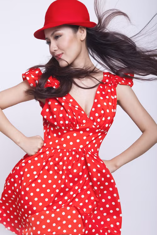 Trong một thiết kế khác, với gam màu đỏ nổi bật, họa tiết chấm bi trắng trẻ trung trên nên đỏ Trong một thiết kế khác, với gam màu đỏ nổi bật, họa tiết chấm bi trắng trẻ trung trên nên đỏ