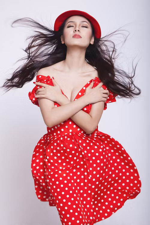 Mái tóc buông dài bồng bềnh, Phương Linh quyến rũ hơn với phần cổ khoét sâu khoe vòng 1 lấp ló Mái tóc buông dài bồng bềnh, Phương Linh quyến rũ hơn với phần cổ khoét sâu khoe vòng 1 lấp ló