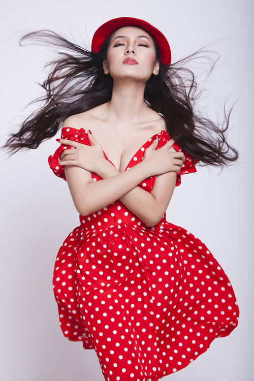 Mái tóc buông dài bồng bềnh, Phương Linh quyến rũ hơn với phần cổ khoét sâu khoe vòng 1 lấp ló